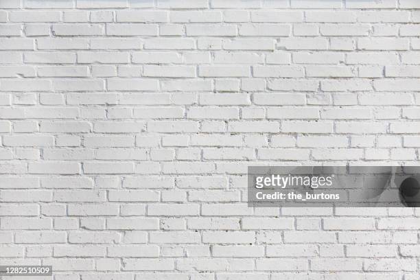 full frame shot of white painted brick wall, abstract background - muro foto e immagini stock