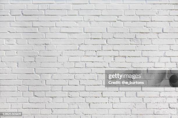 full frame shot of white painted brick wall, abstract background - parede de tijolo imagens e fotografias de stock