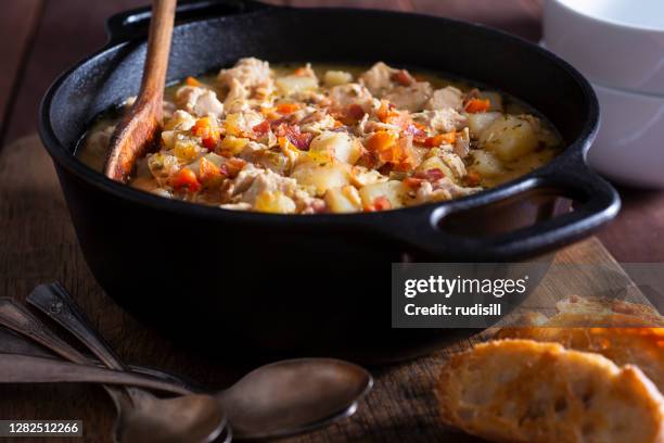 sopa de pollo de patata - stew fotografías e imágenes de stock