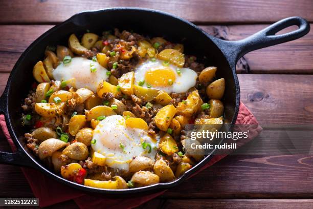 koekenpan ontbijt - prepared potato stockfoto's en -beelden