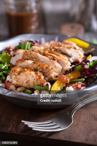 グリルチキンサラダ - 鶏胸肉のグリル ストックフォトと画像