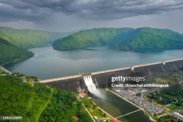 scenic view of dam releasing water - centrale idroelettrica foto e immagini stock