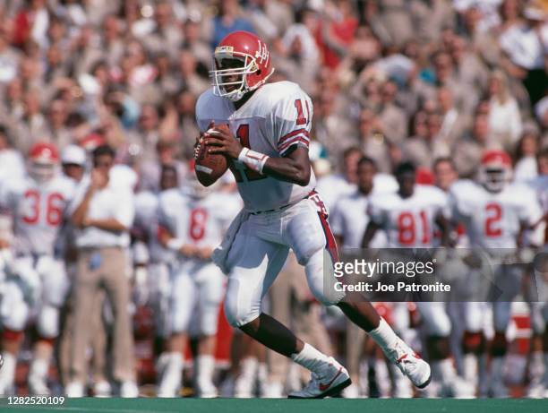 Andre Ware, Quarterback for the University of Houston Cougars during the NCAA Southwest Conference college football game against the Texas Christian...