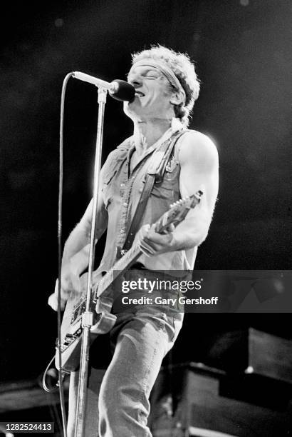 302 Bruce Springsteen 1984 Photos & High Res Pictures - Getty Images