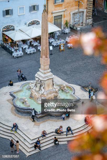 une vue des toits de la piazza della rotonda dans le centre-ville de rome - panthéon photos et images de collection