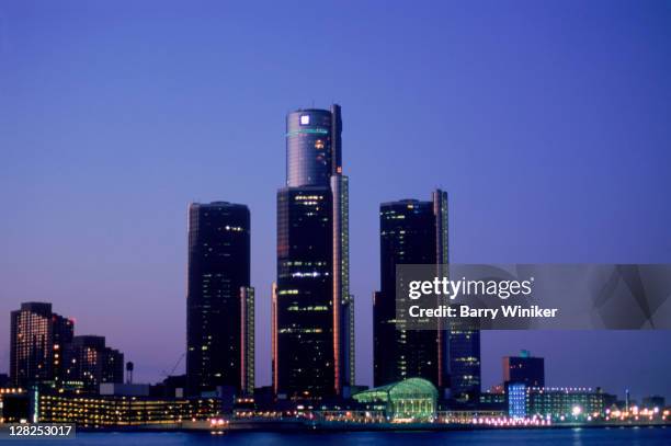 detroit river and renaissance center, michigan - centro renaissance fotografías e imágenes de stock