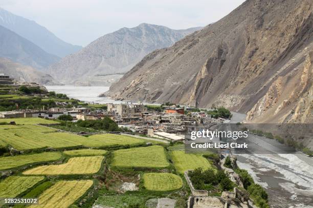 scenic of the village of kagbeni along the kali gandaki river in upper mustang, nepal - asia village river bildbanksfoton och bilder