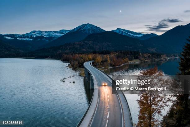 car passing over sylvenstein lake bridge, germany - wonderlust stock-fotos und bilder