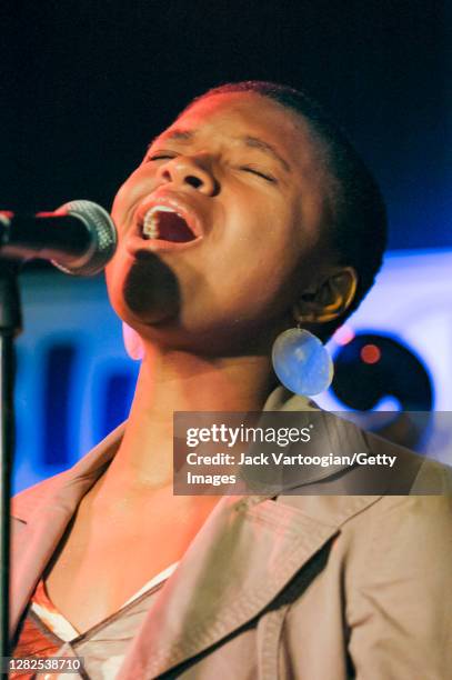 American Jazz and Gospel singer Lizz Wright performs onstage at the Blue Note nightclub, New York, New York, August 19, 2003.