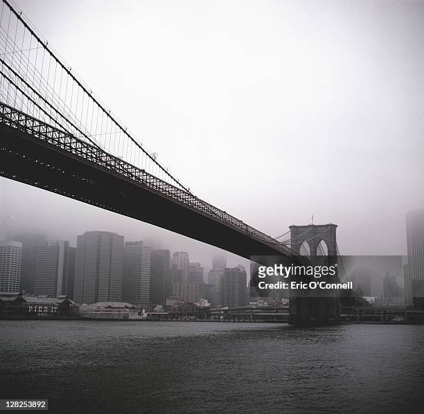 view of the brooklyn bridge from brooklyn side - cloudy day office building stockfoto's en -beelden
