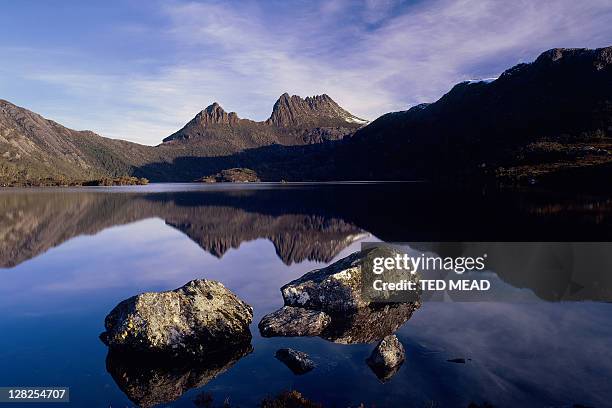 cradle mountain,lake dove,tasmania - cradle mountain stock pictures, royalty-free photos & images