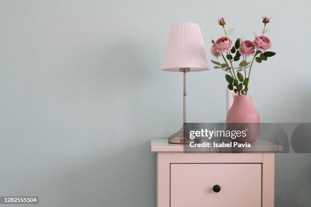 detail of bedside table in bedroom - nachttischlampe stock-fotos und bilder