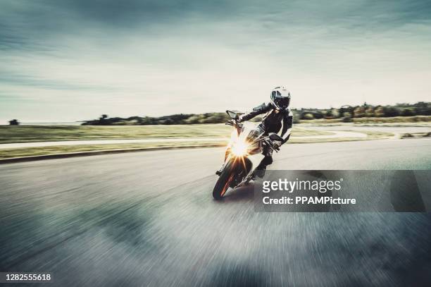 moto dans le mouvement brouillé - adultes moto photos et images de collection