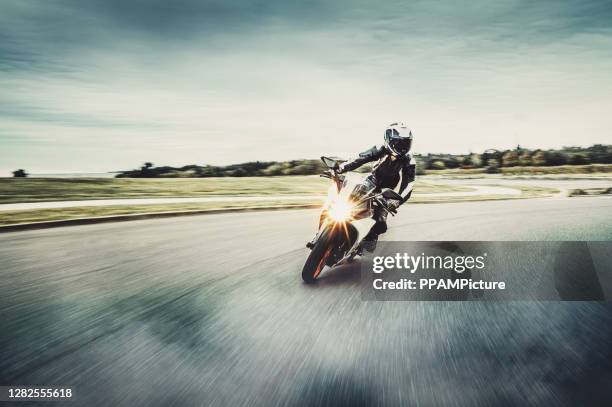 motorfiets in vage motie - motorfiets stockfoto's en -beelden