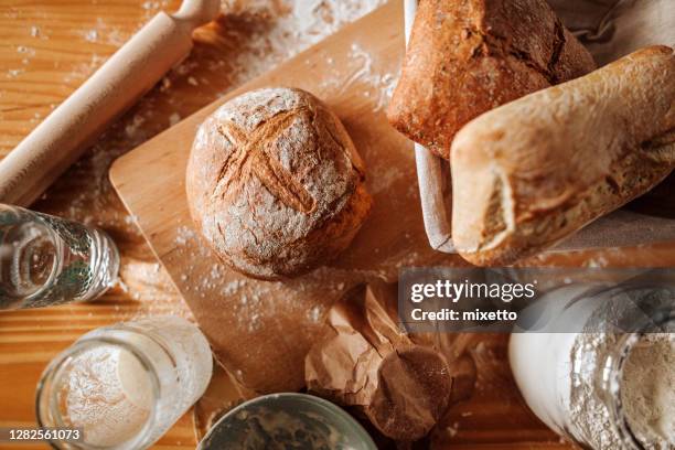 sourdough bread on the table - pão imagens e fotografias de stock