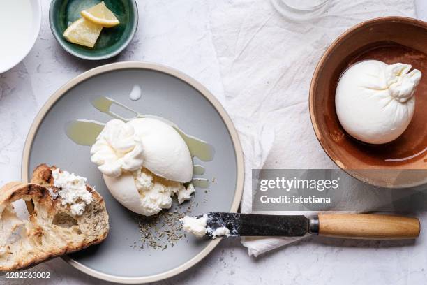 snack with fresh burrata cheese - モッツァレラチーズ ストックフォトと画像