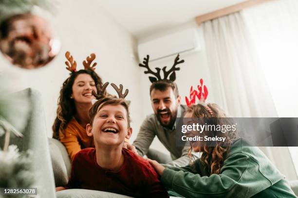 ¡hora de cosquillas! - 12 days of christmas fotografías e imágenes de stock