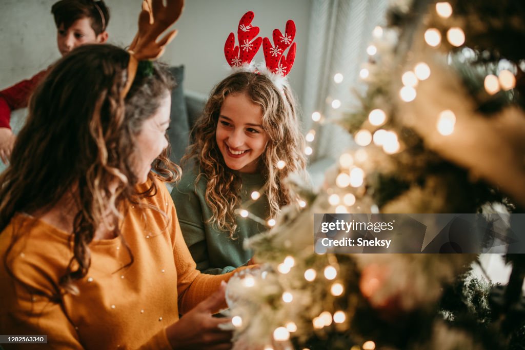 Dekorieren Weihnachtsbaum mit Ihrer Mutter