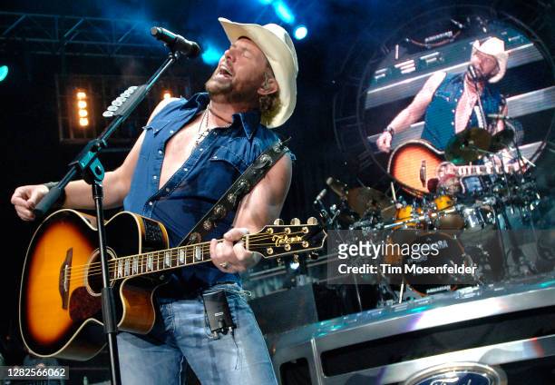 Toby Keith performs at Shoreline Amphitheatre on August 30, 2007 in Mountain View, California.
