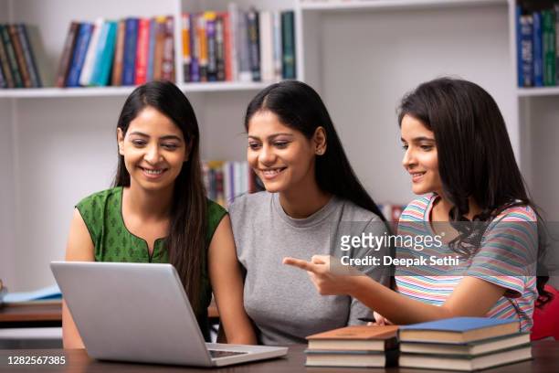adult student in der bibliothek - stockfoto - indian girl pointing stock-fotos und bilder