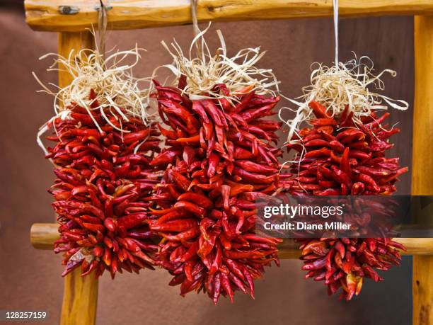 hanging chile ristra - en chapelet photos et images de collection