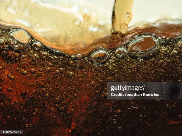 close up soda pour - cola stock-fotos und bilder