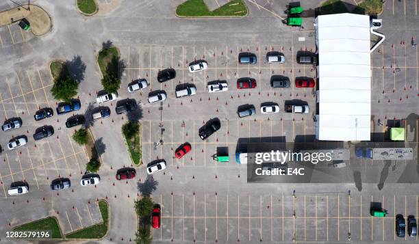 pruebas de covid en dallas, tx - drive through fotografías e imágenes de stock