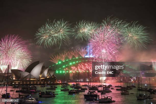 fuochi d'artificio per capodanno, sydney - new year's eve foto e immagini stock