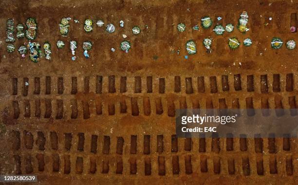 為科維德-19號遇難者創建的墓地的空中拍攝 - place concerning death 個照片及圖片檔
