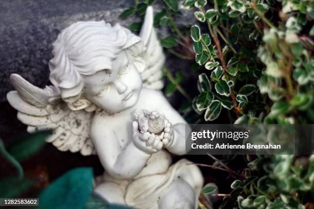 small angel statue, close-up - decoration foto e immagini stock