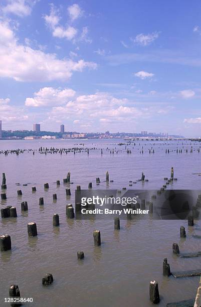 decaying steel pier & hudson river, upper west side, nyc - steel pier stock pictures, royalty-free photos & images