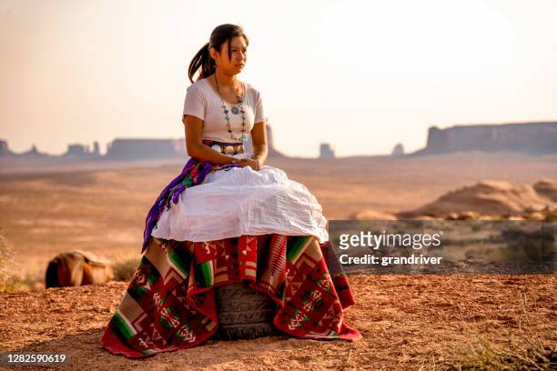 openluchtportret van een mooi navajo inheems amerikaans indisch meisje in de noordelijke woestijn van arizona op de indische reserve van de vallei van het monument - cherokee indian women stockfoto's en -beelden