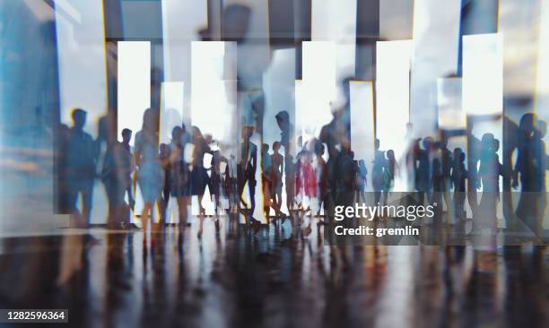 persone astratte silhouette contro il vetro - in movimento foto e immagini stock