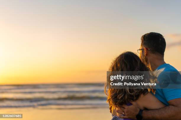 casal curtindo o nascer do sol na praia - sunrise contemplation - fotografias e filmes do acervo