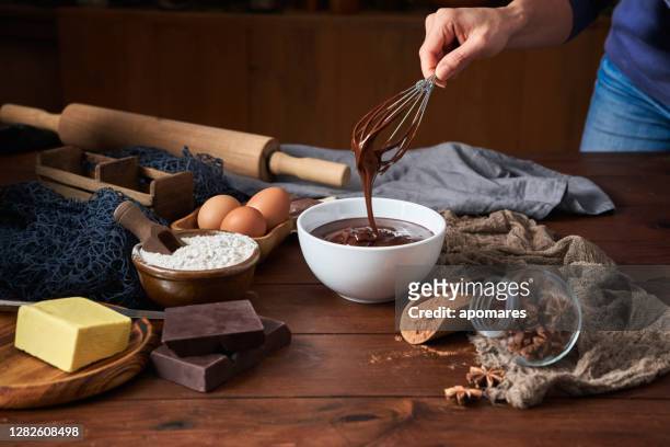 frau hände machen schokoladenmousse und kekse auf einem holztisch in einer rustikalen küche - female whipping stock-fotos und bilder