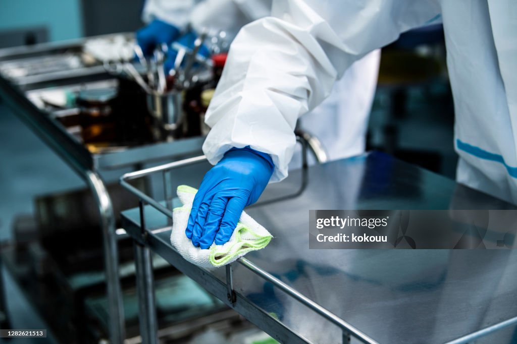 Chirurgen Reinigungsinstrumente nach Operation, Infektionskontrolle, covid-19
