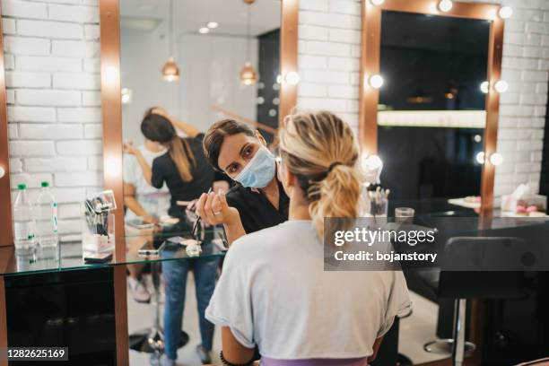 professionele make-upkunstenaar op het werk - visagist stockfoto's en -beelden