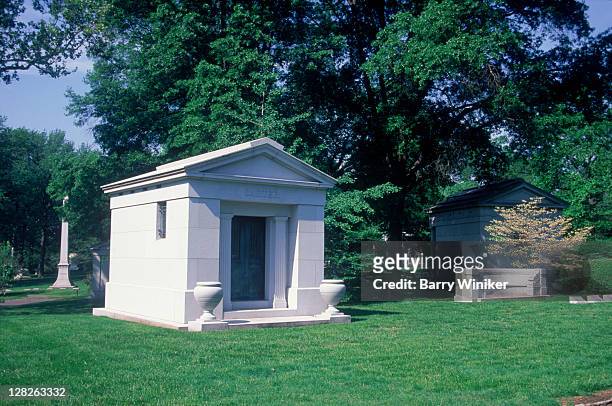 mausoleum at bellefontaine cemetery, st louis, mo - mausoleum stock-fotos und bilder