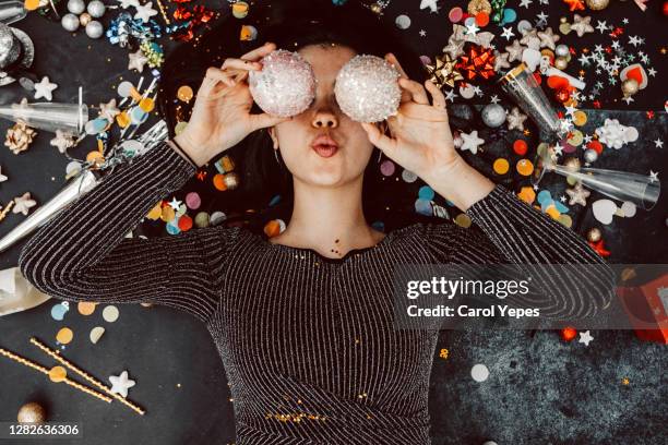 new years party young woman - gold dress stockfoto's en -beelden