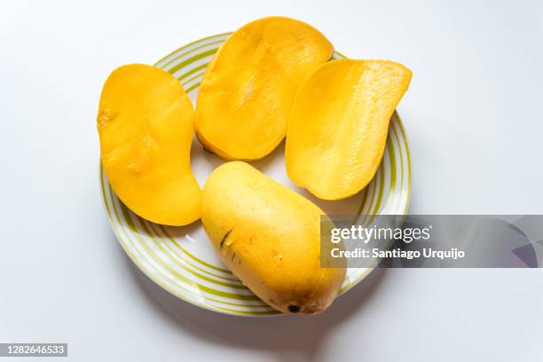 close-up of sliced mango on a plate - mango piece stock-fotos und bilder