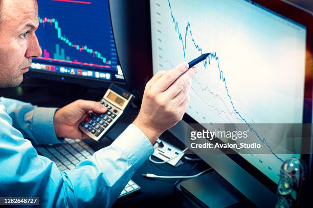 股票經紀人分析財務圖表 - financial analyst 個照片及圖片檔