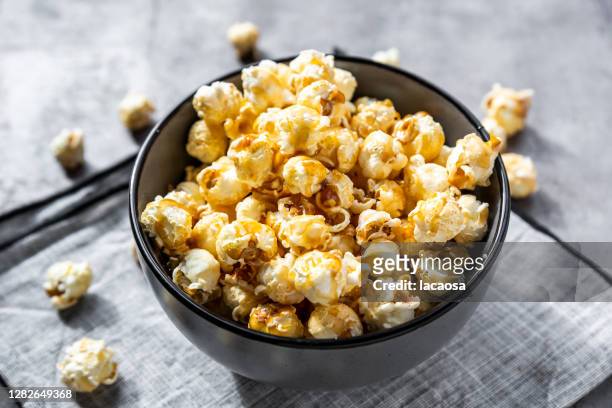 caramel popcorn - caramel popcorn stock pictures, royalty-free photos & images