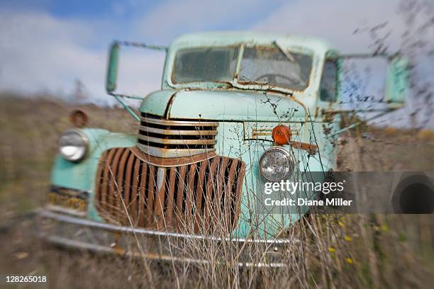 old abandoned 1938 chevy truck - 1938 stock-fotos und bilder