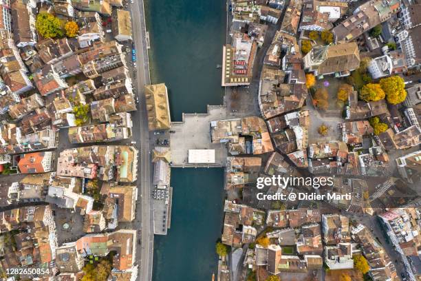 top down view of the narrow street of zurich medieval old town along the limmat river - enge stock-fotos und bilder