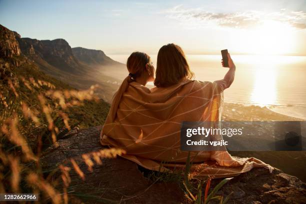 selfie auf dem berg top - republik südafrika stock-fotos und bilder