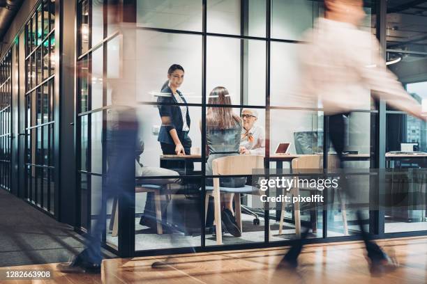 empresários andando e trabalhando ao redor do prédio do escritório - focus concept - fotografias e filmes do acervo