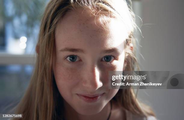 portrait of a beautiful teenage girl with a sunlight on her face - season 15 stock-fotos und bilder