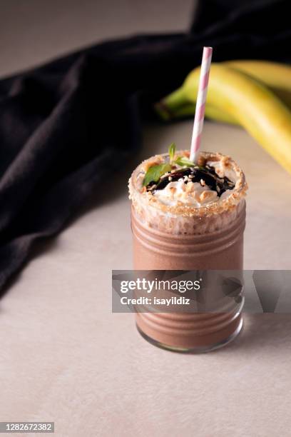 bebida iced smoothie - platano chocolate fotografías e imágenes de stock