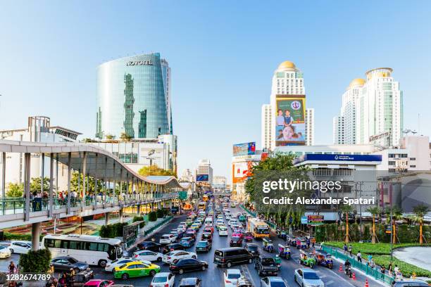 urban highway in sukhumvit district, bangkok, thailand - traffic jams in bangkok fotografías e imágenes de stock