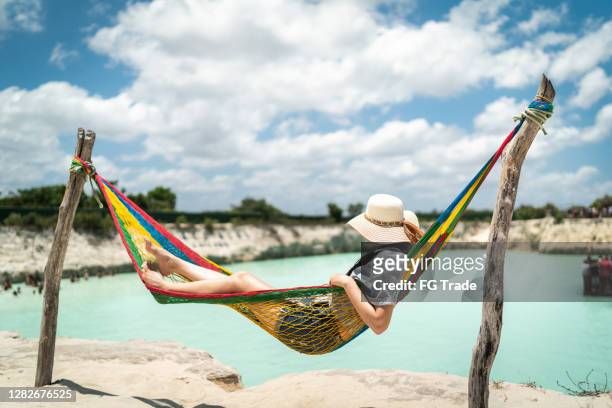 vrouw in een hangmat in het strand in jericoacoara - jericoacoara stockfoto's en -beelden